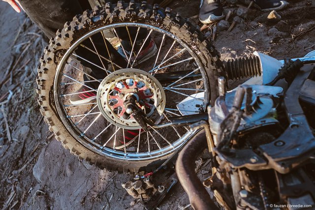 Kecelakaan paling parah, sock depan bisa patah pada kejuraan grasstrack sirkuit buatan Desa Rembele, Bener Meriah.