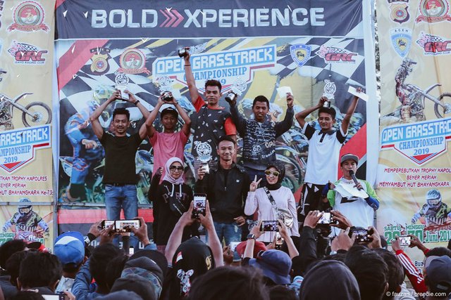 Juara bebek modifikasi campuran junior terbuka, Grasstrack Champions 2019 di sirkuit buatan Rembele, Bener Meriah.