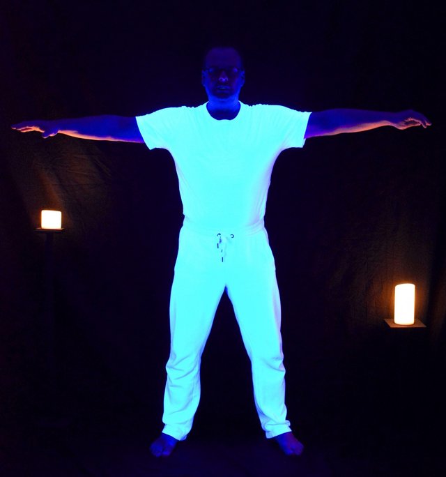 homem luz abstrato cor humano brilho azul roupas Preto arte performática Luzes Velas desempenho Uv espalhar pobre Artes performáticas luz UV luz negra Tiroteio uv