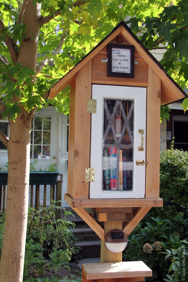 A vertically aligned Little Free Library