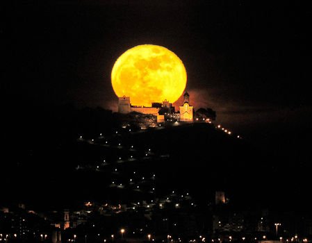 Supermoon saat terbit terlihat di belakang kastil Cullera di Cullera, Valencia, bagian timur Spanyol, (2/1). Foto EPA