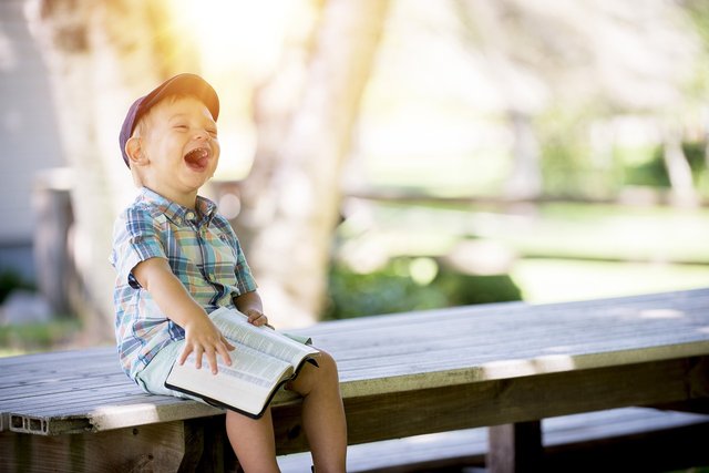 Ragazzo, Ridendo, Lettura, Bambino