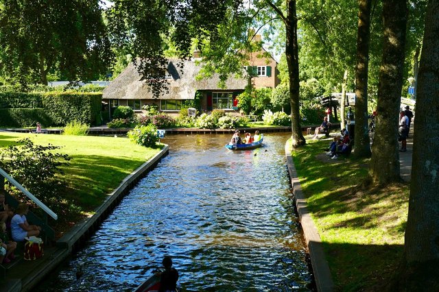 https://pixabay.com/photos/giethoorn-punting-speed-boating-4549437/