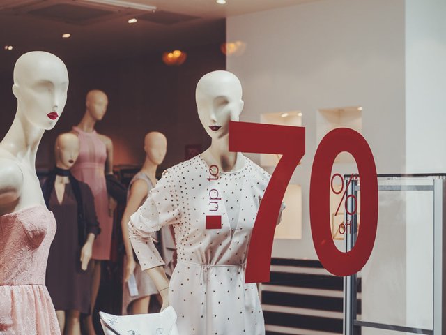 How to have sex in a dressing room at a retail store