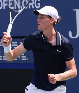 1024px-Jannik_Sinner_(2024_US_Open)_04_(cropped).jpg