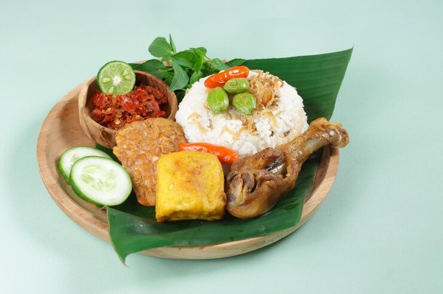 nasi-liwet-sunda-traditional-sundanese-rice-served-with-fried-chicken-tofu-tempeh-anchovies_581937-4874.jpg