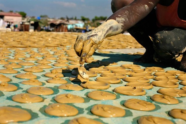 Haitian_Dirt_Biscuits.jpg