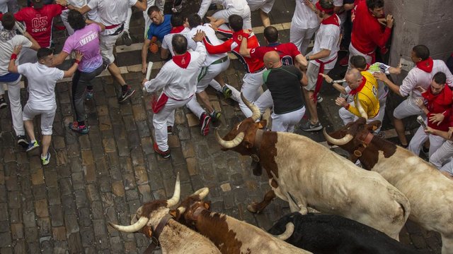 skynews-pamplona-bull-run_4356191.jpg