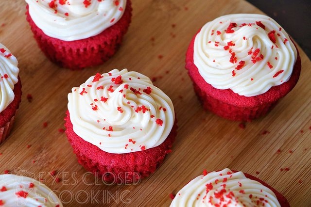 EyesClosedCooking-RedVelvetCupcakesCreamCheeseFrosting---03.jpg