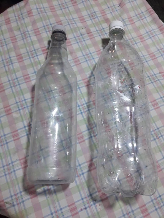 Botellas de plastico sin cortar.jpg