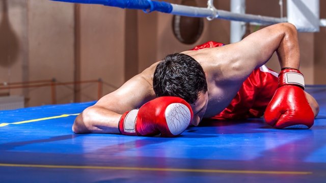 20150806182322-boxer-knocked-out-in-the-ring.jpeg