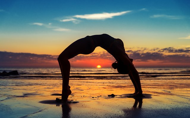 9-righteous-reasons-to-try-beautiful-beach-yoga.jpg