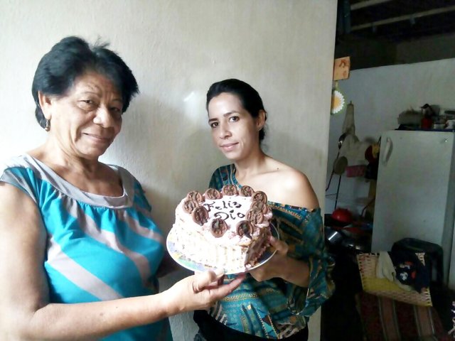 mi mama y yo entregandile la torta.jpg