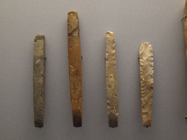 1024px-Neolithic_chisels_4100-2700_BC.jpg