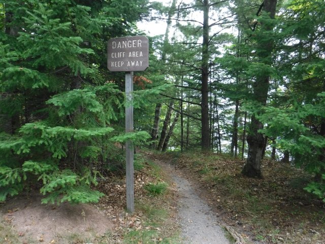 DSCF7331 don't enter cliff path.jpg
