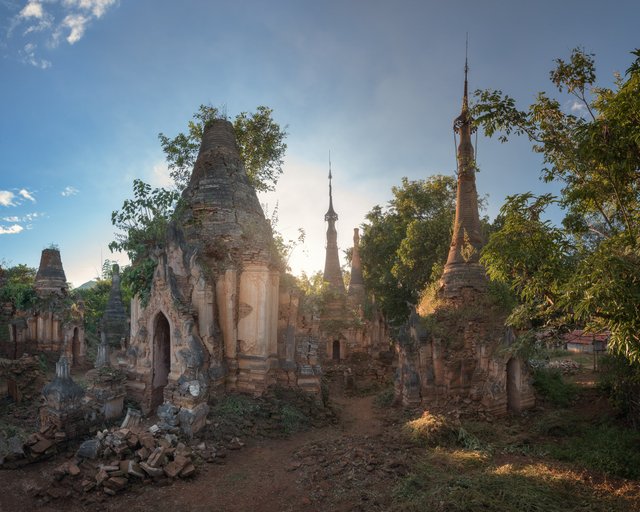 Nyaung Ohak Pagodas in the Evening, Inle Lake, Myanmar.jpg