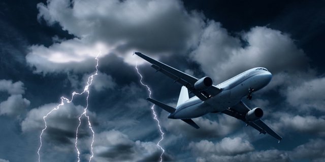 airplane-storm-lightning.jpg