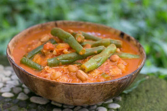 Veganes-Curry-Rezept-mit-Bohnen-und-Erdnüssen-1.JPG