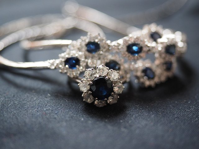 sapphire-ring-2119613_1280.jpg