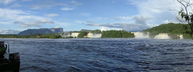 Canaima_Lagoon_in_Venezuela_001.jpg