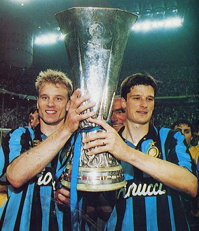 Inter,_Coppa_UEFA_1994,_Bergkamp_e_Jonk.jpg