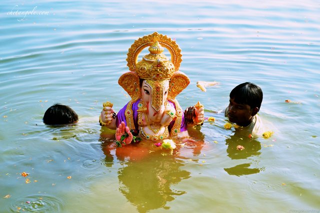 Ganesh_Visarjan_at_Futala_by_Chetan_Gole.jpg