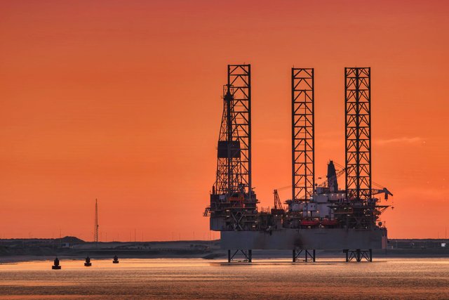 free-photo-of-oil-rig-at-sunset.jpeg