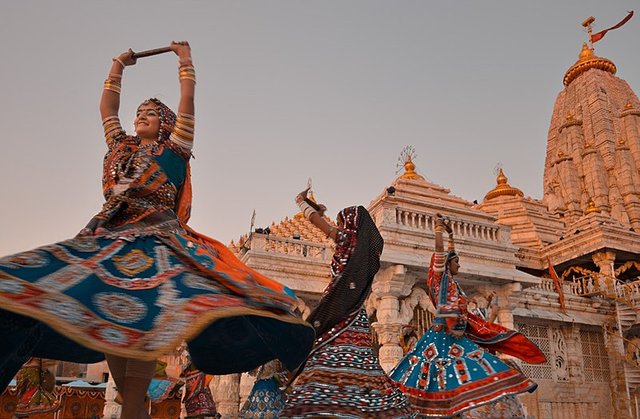 800px-Navratri_garba_at_Ambaji_temple.jpg