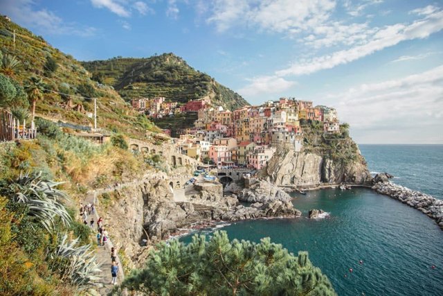 Monarola-cinque-terre-train-1080x720.jpg