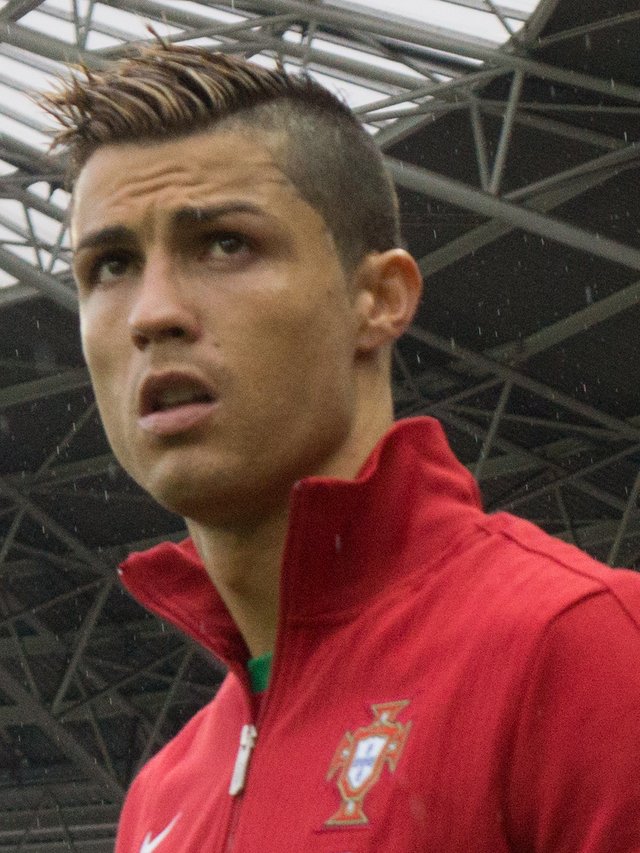 Cristiano_Ronaldo_-_Croatia_vs._Portugal,_10th_June_2013_cropped.jpg