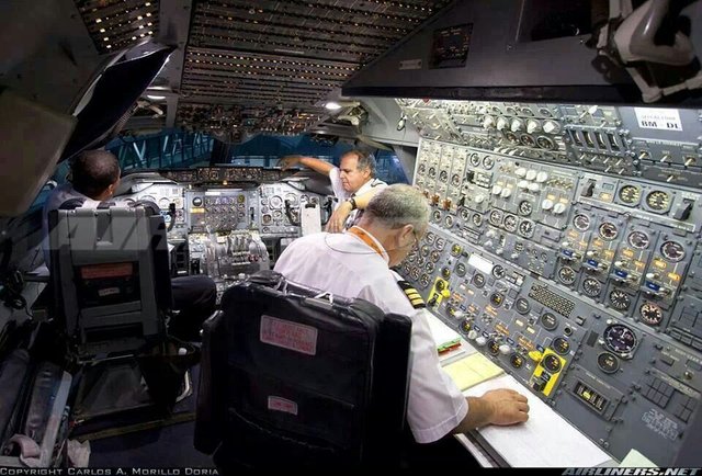 747 cockpit 3 Courtesy of Pinterest.jpg