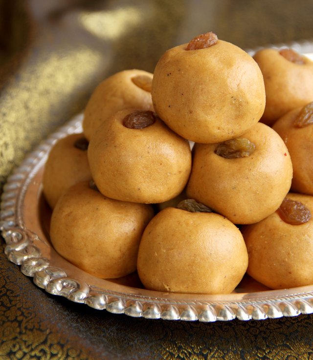 Besan_Laddu_cropped.jpg