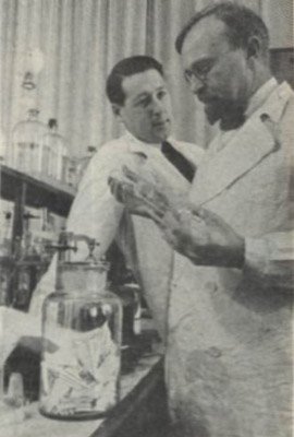 Aleksandr_Oparin_and_Andrei_Kursanov_in_enzymology_laboratory_1938.jpg