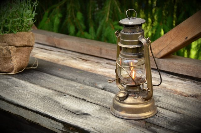 kerosene-lamp-1453994_1920.jpg