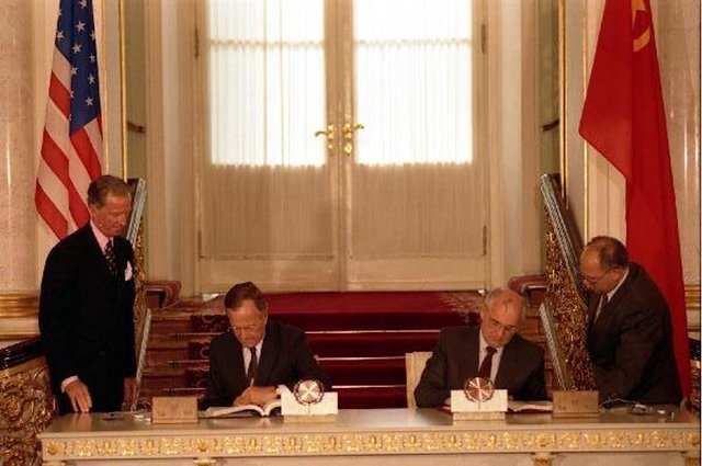 George_Bush_and_Mikhail_Gorbachev_sign_the_START_1991.jpg
