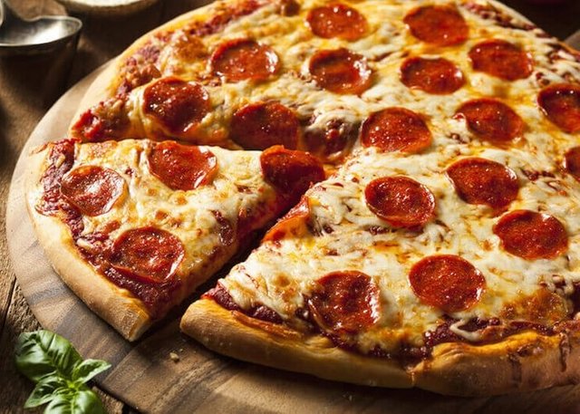 Pizza-con-pepperoni.jpg