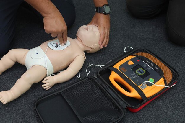 cpr-training-aed-training-first-aid-use-aed-automatic-defibrillator-cpr-doll_1030156-5.jpg