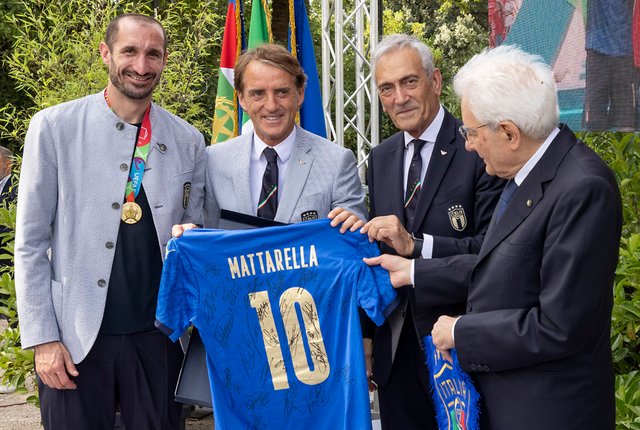2048px-Chiellini_Mancini_Gravina_Mattarella_2021.jpg