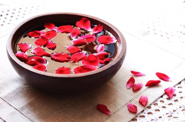 rose-water-in-a-bowl-with-rose-petals-for-vapor-therapy.jpg