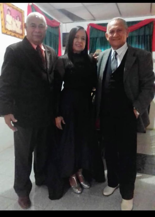 con el pastor miguel y su esposa noche de gala.jpg