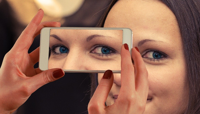 Woman's eyes seen through cell phone: pixabay