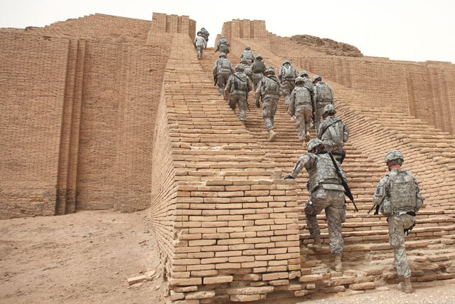 US_Soldiers_climbing_the_Ziggurat_of_Ur.jpg