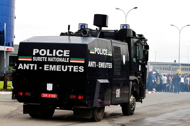 Camion_anti_émeute_de_la_police.jpg