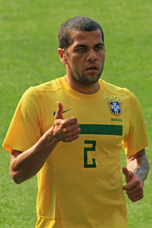 Dani_Alves_-_2011_-_Scotland_v_Brazil_(edited).jpg