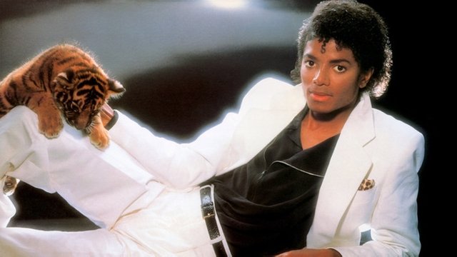 Michael-Jackson-Cuddling-A-Tiger.jpg