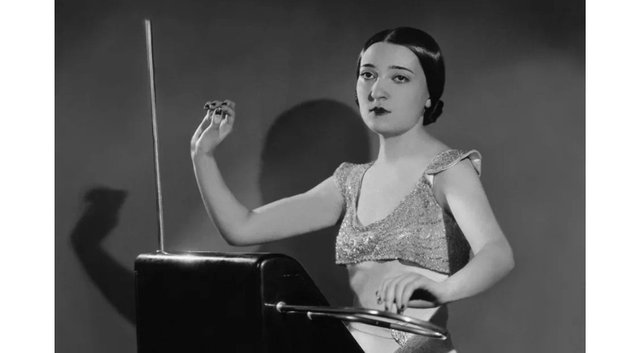 1 Bilbo Clara Rockmore.jpg