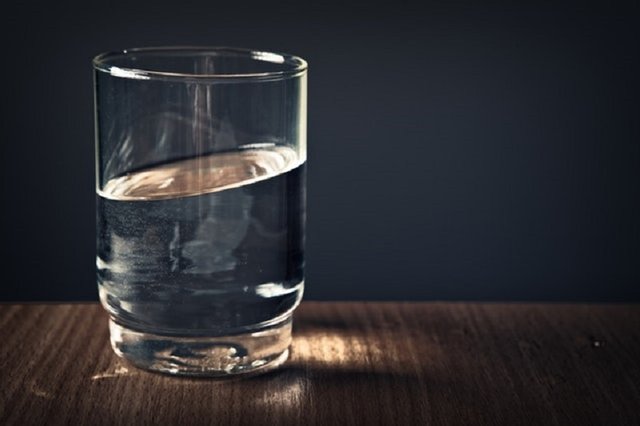 clear-drinking-glass-filled-with-water-928854.jpg