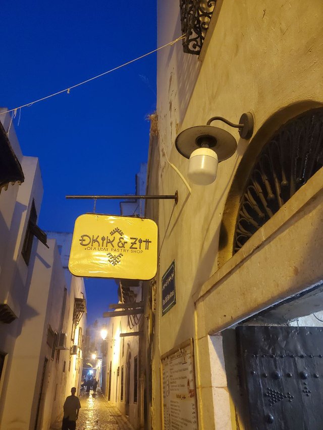 panneau de restaurant dkik w zit.jpeg