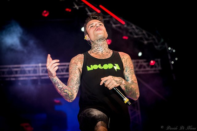 2048px-Deejay_On_Stage_-_Fedez_(29356156104).jpg