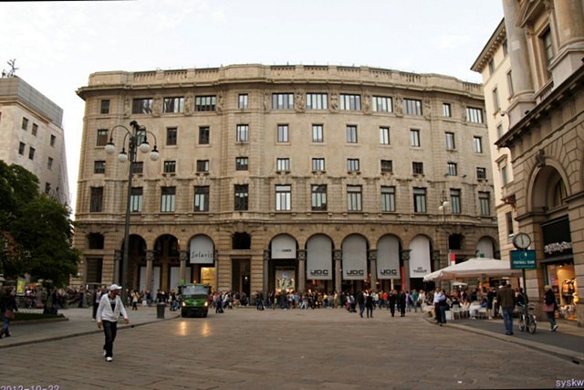 b-EU121022-005920.jpg